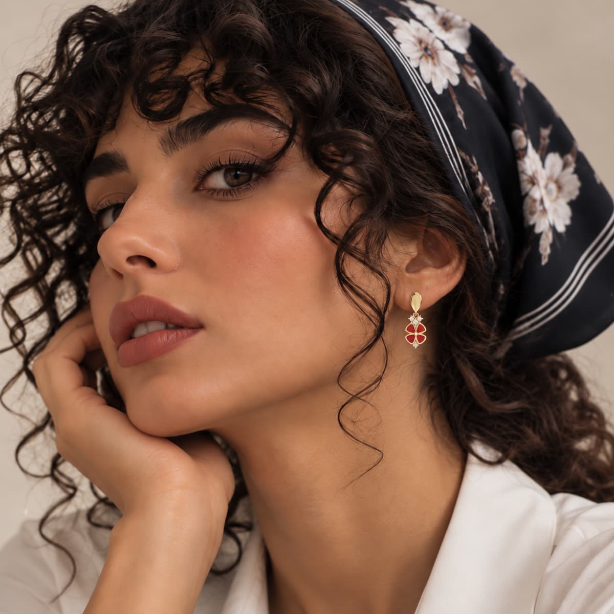 گوشواره طلا میناکاری نگین دار جوانه زنانه — تصویر ۲