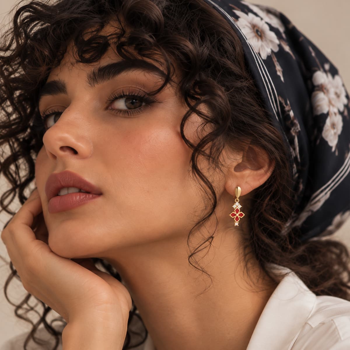 گوشواره طلا میناکاری نگین دار چهار ترنج زنانه — تصویر ۲