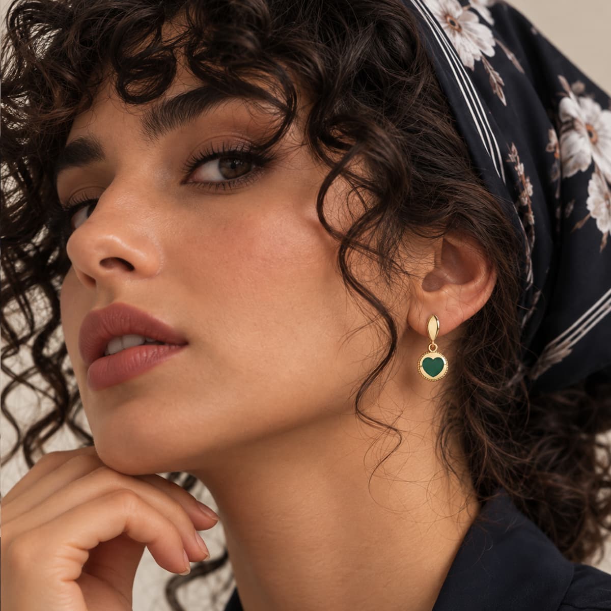گوشواره طلا میناکاری دایره و قلب زنانه — تصویر ۲