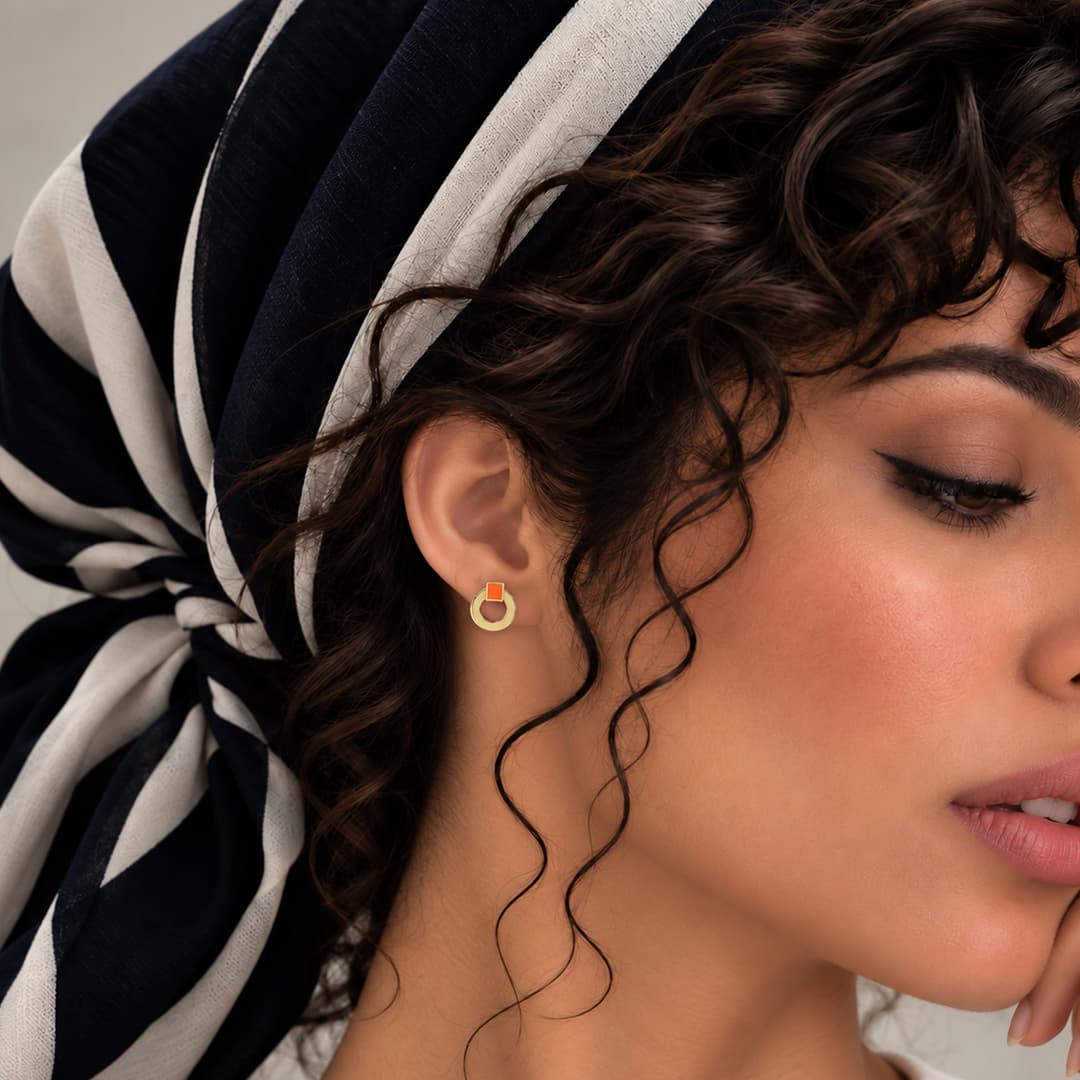 گوشواره طلا میناکاری دایره و چهارسو زنانه — تصویر ۲